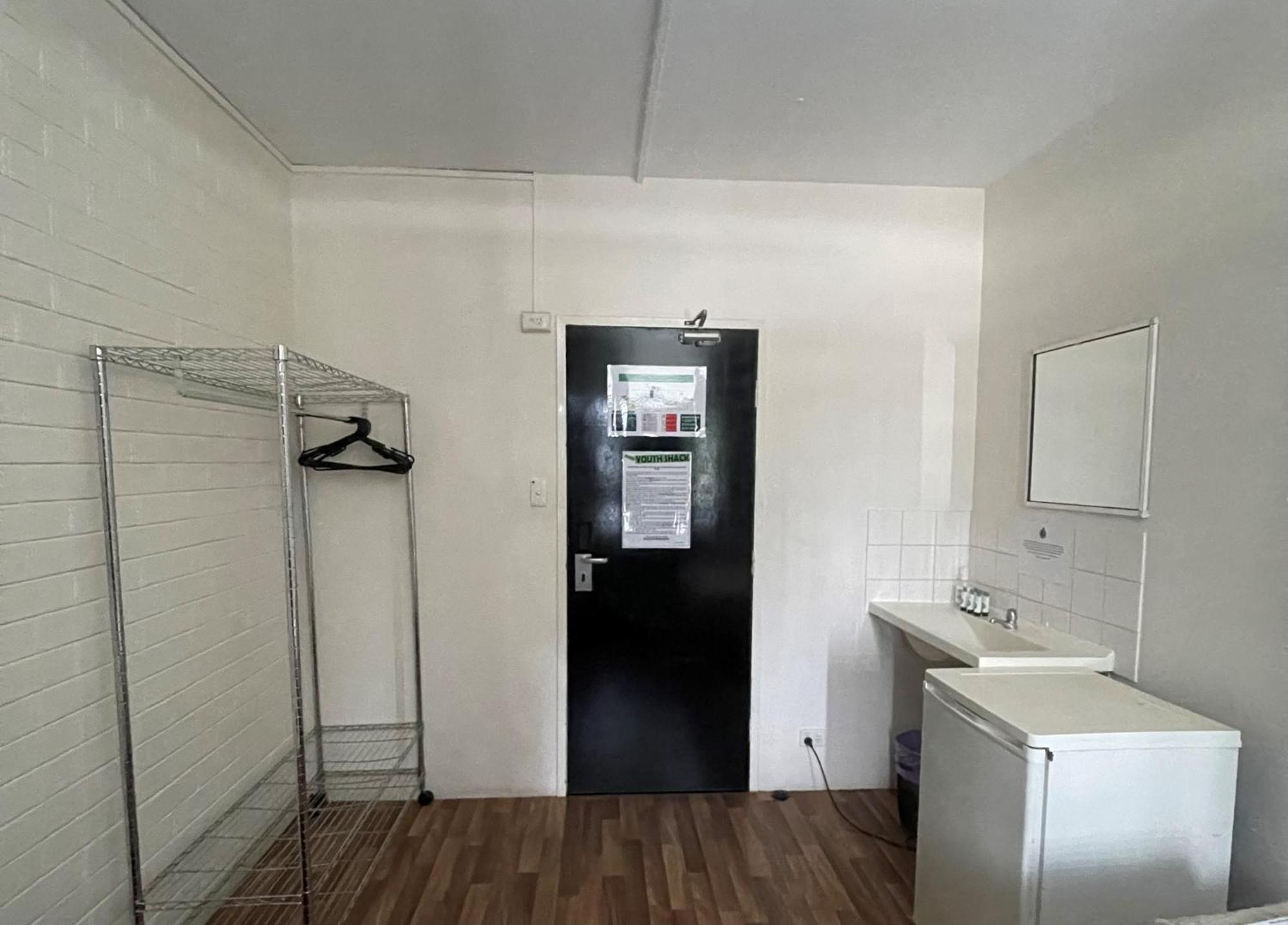 Youth Shack Backpackers Даруин Екстериор снимка
